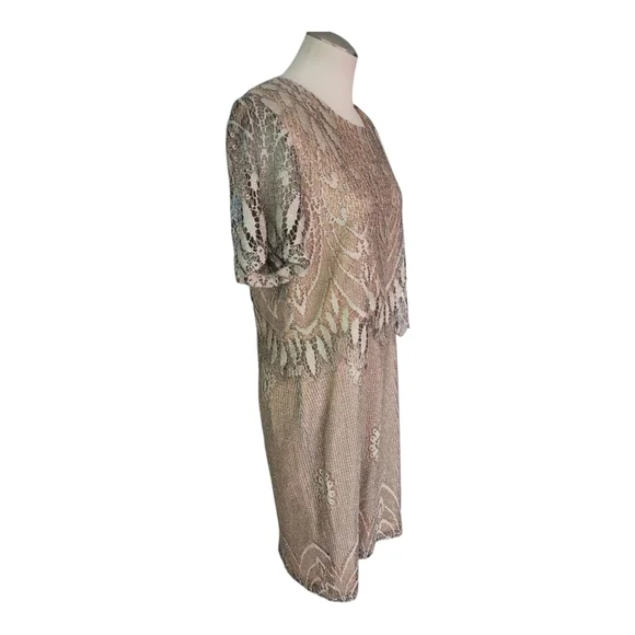 Elegant Lace Wedding Dress in Cream - Picture 5 of 10